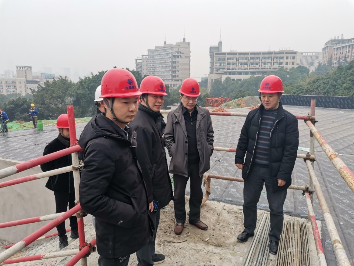 重庆工商大学副校长赵骅检查学生活动中心在建工程
