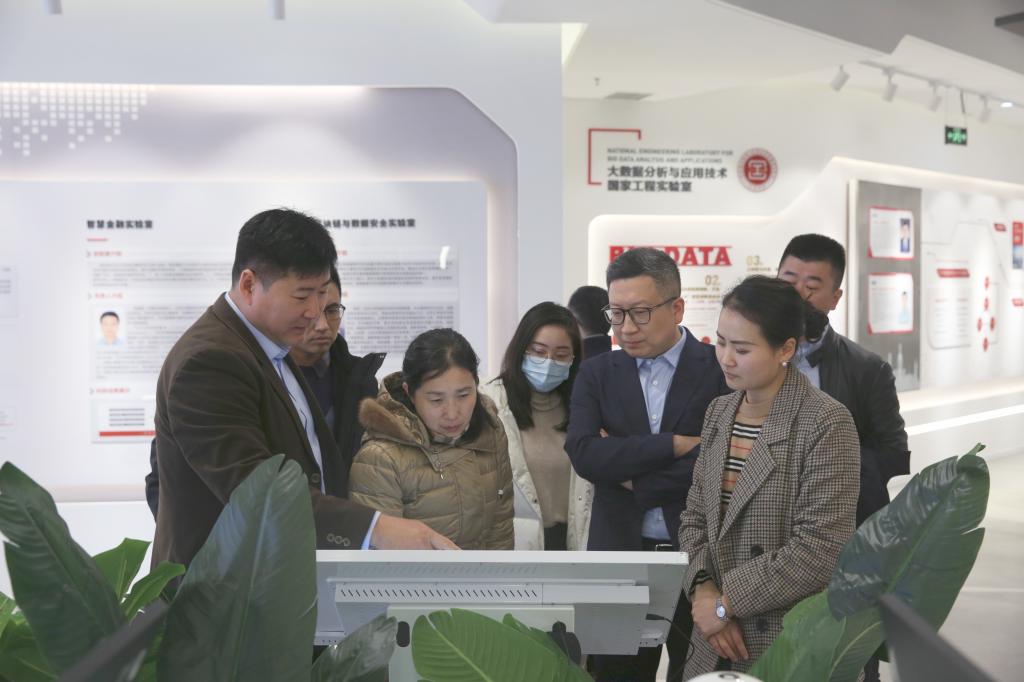 副校长柏群一行到北京大学重庆大数据研究院调研交流